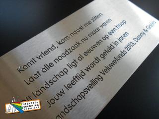 Gedenkplaat, tekst gegraveerd, materiaal RVS